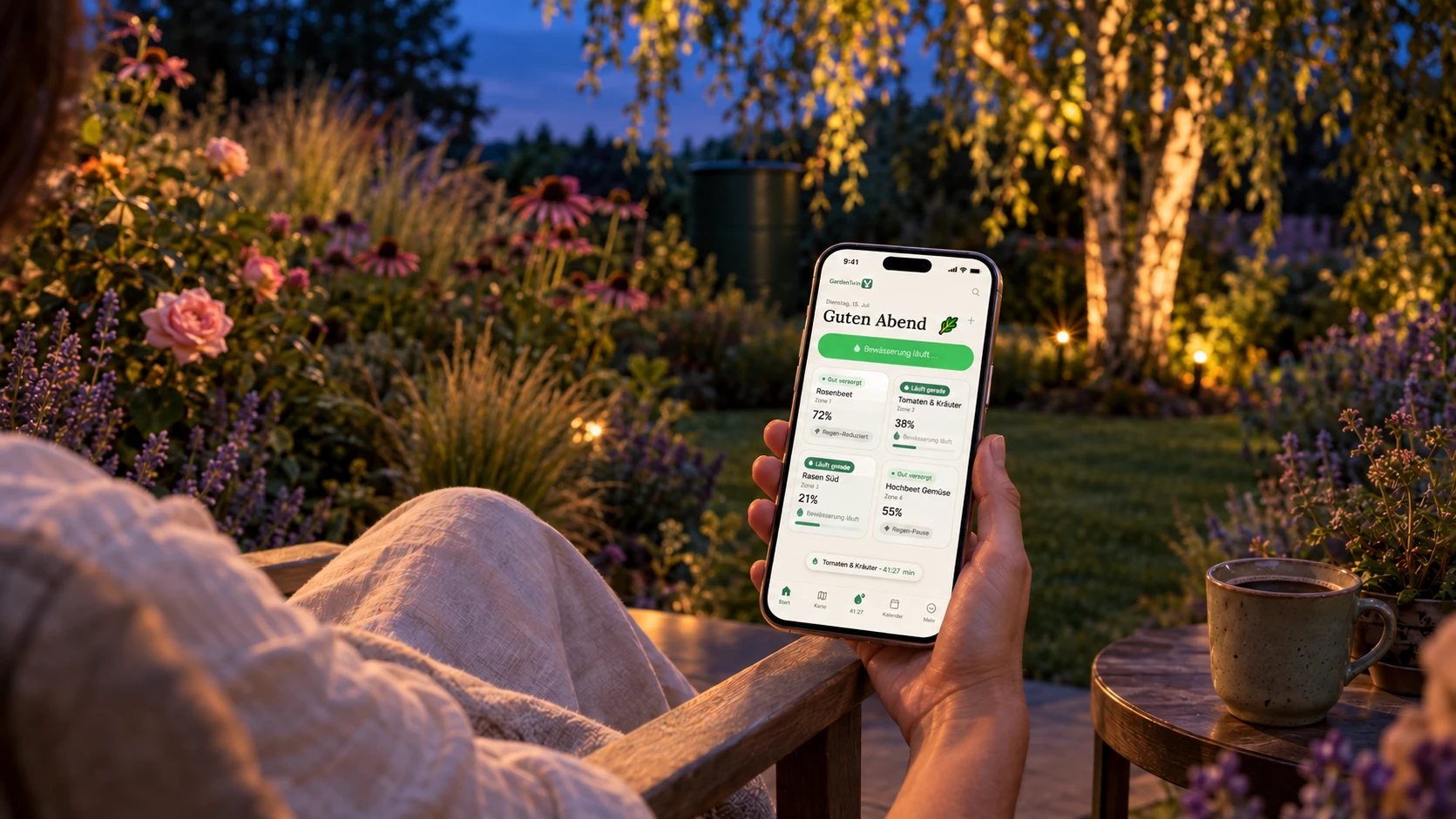 Konzept-Visualisierung: Person entspannt abends im Garten, während die GardenTwin-App die Bewässerung mehrerer Zonen automatisch überwacht